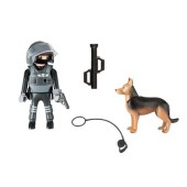 Polícia especial con perro.