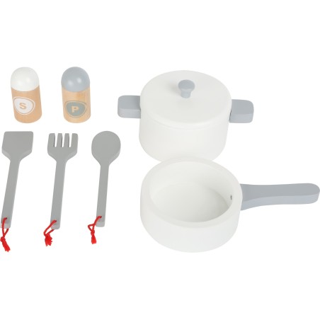 Cocina de madera con frigorífico.