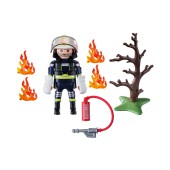 Bombero con árbol en llamas.