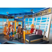 Torre de control y aeropuerto.