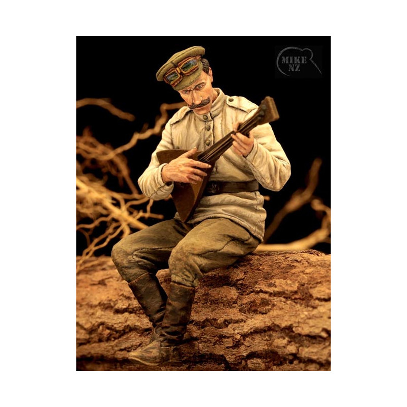 Soldado ruso tocando la balalaika.