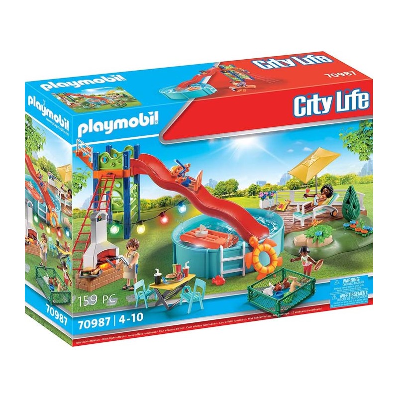 Fiesta en la piscina con tobogán.