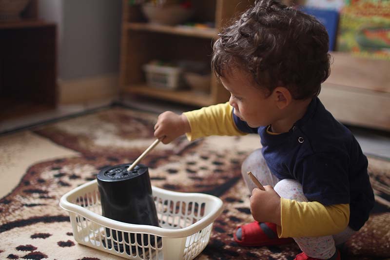 Niño jugando Montessori