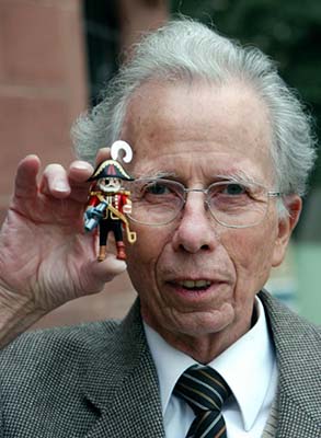 Hans Beck sujetando un pirata de Playmobil