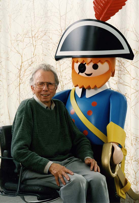 Hans Beck y figura del pirata de Playmobil gigante