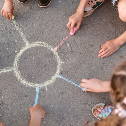 Pintar con tizas, una actividad creativa y socializadora.